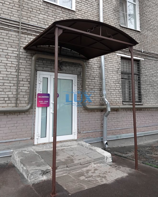 арочный навес над крыльцом