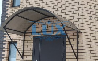 арочный навес над крыльцом с тонированным поликарбонатом