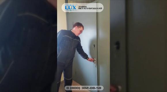 Тамбурная дверь с верхней решетчатой вставкой