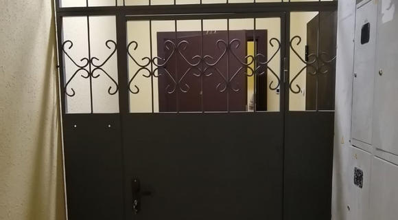 Установка тамбурной решетчатой двери