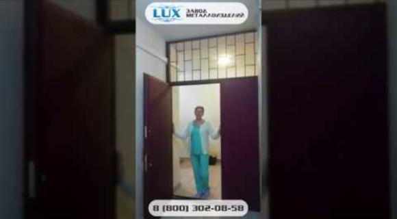 Установка тамбурной двери с верхней решетчатой вставкой