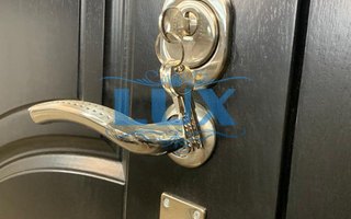 стальная дверь с отделкой МДФ и двумя замками для дачи