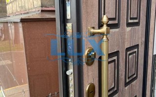 двустворчатая дверь с двумя отбойниками, двумя замками и МДФ отделкой