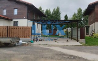 односкатный навес для автомобиля в загородный дом