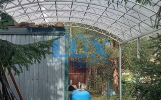 стальной навес НДД-27 для дачного дома с прозрачной крышей из сотового поликарбоната