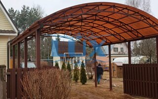 навес с сотовым поликарбонатом и шестью арочными фермами