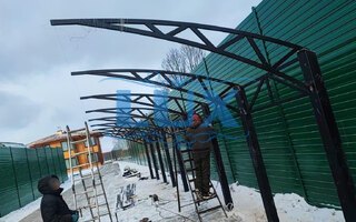 металлический навес с консольными фермами
