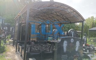 металлический навес над могилой, модель ННМ-1 с крышей из сотового поликарбоната