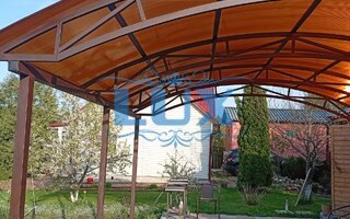 навес из поликарбоната для зоны отдыха рядом с баней