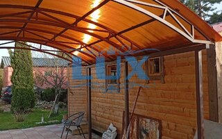 арочный навес из сотового поликарбоната рядом с баней