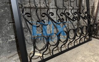 кованая дутая решетка с французским балкончиком