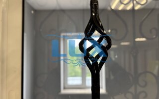плоская кованая решетка с узором крученый квадрат