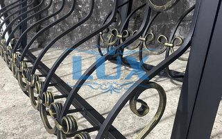дутая решетка с коваными узорами