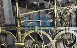 дутая решетка с коваными узорами - виноградные листья, лоза и пики